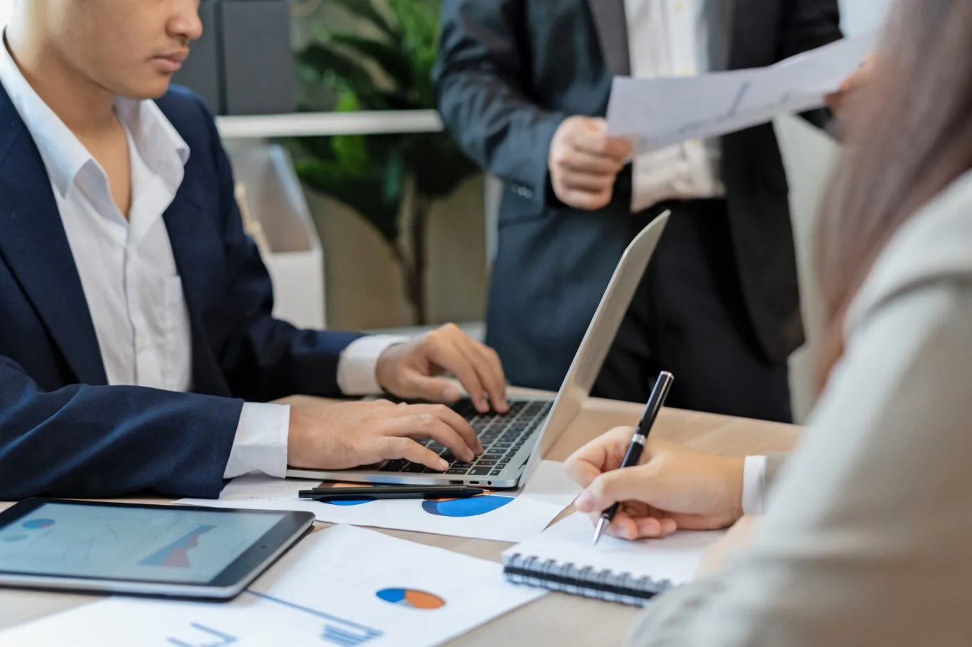 Manager Present Information Benefits For Management. Financial Data Analysis And Market Growth Report Chart. Analyzing, Planning Strategies, Startup Project, Profitable Strategy, Business Meeting