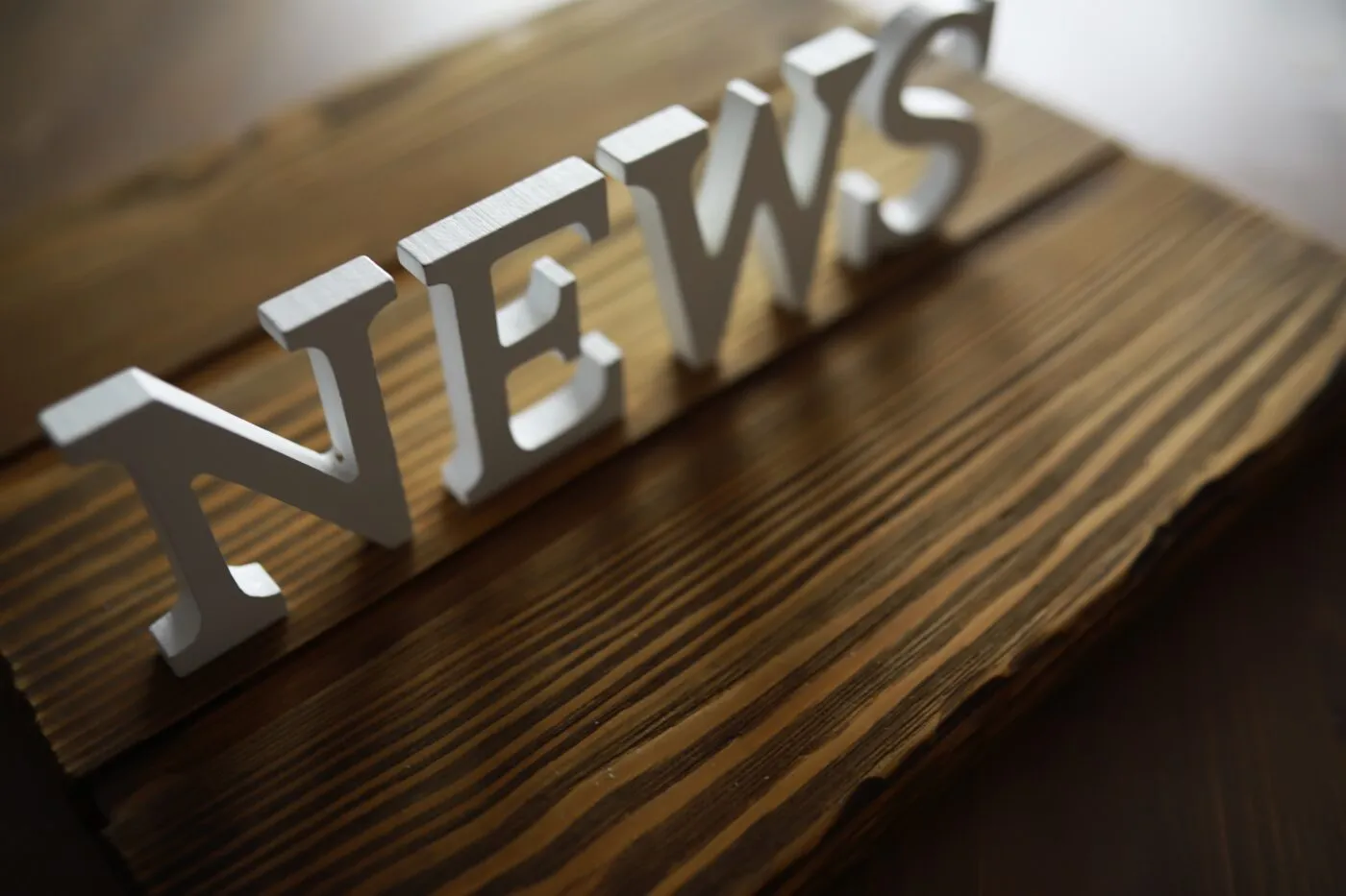 Wooden,News,Sign,On,Rustic,Table,Symbolizing,Information,And,Updates