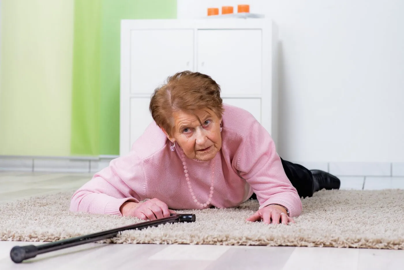 Alte Frau Stolpert über Eine Teppichkante